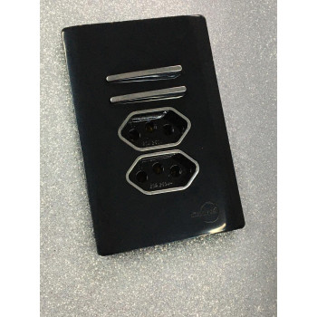 Conjunto Interruptor Duplo Simples + Tomada Dupla 10a (Especial) 4x2 - Novara Preto Brilhante Cromado Conjunto Interruptor Duplo Simples + Tomada Dupla 10a (Especial) 4x2 - Novara Preto Brilhante Cromado